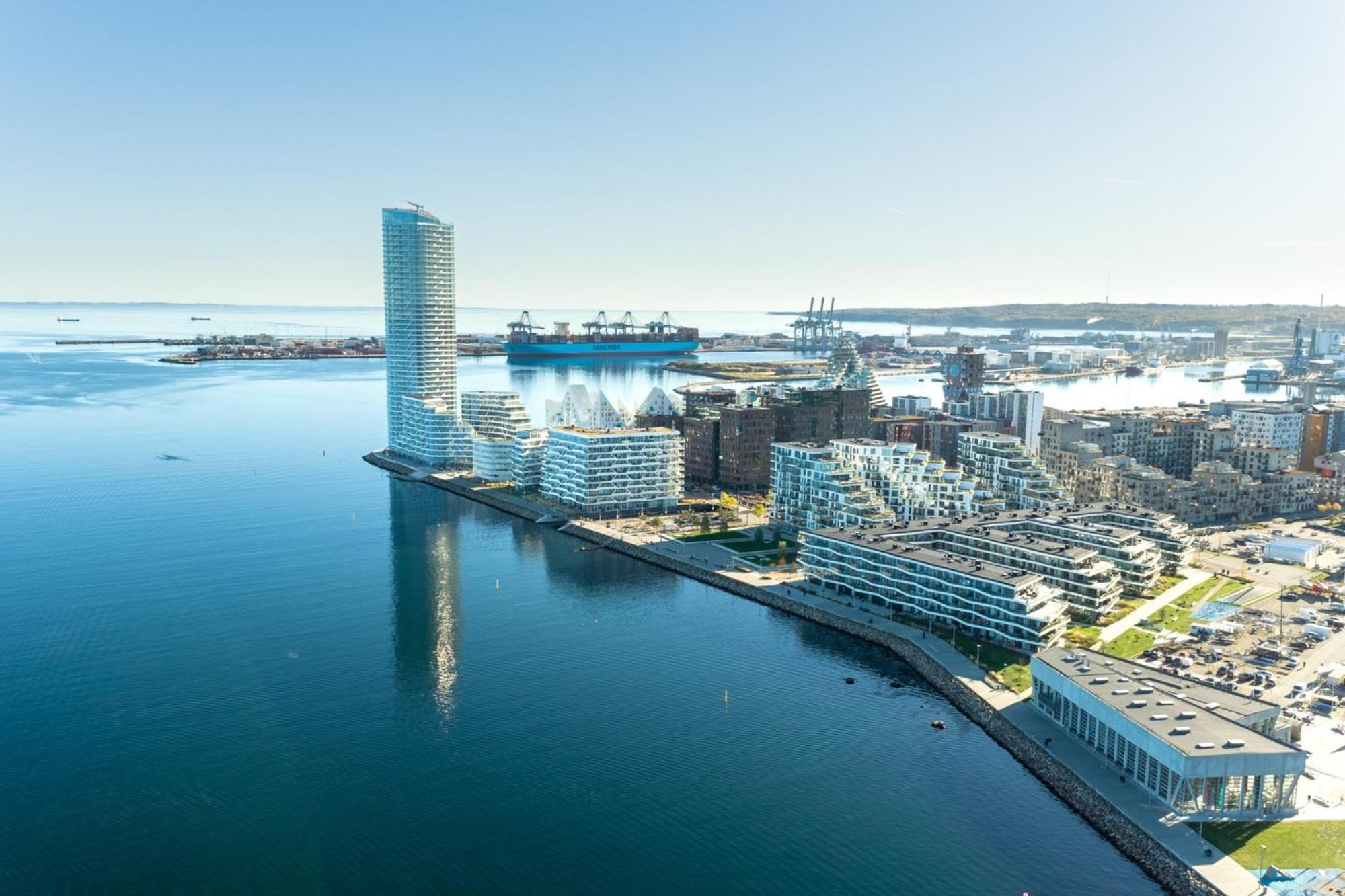 Private Seaview - 2 Balconies, 11th Floor, Elevator, Friendly Lively Area Appartement